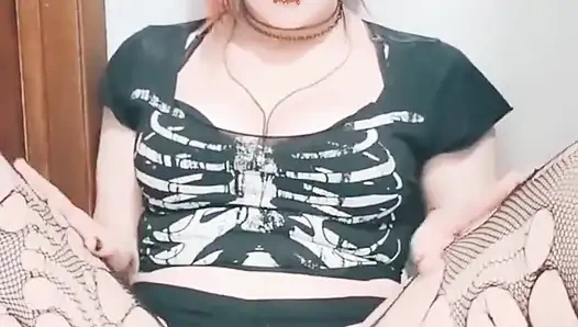 Pelacur gotik ini diam-diam masturbasi di kamar mandi keluarganya