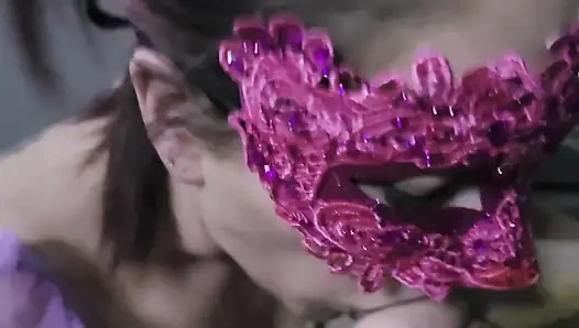 Шлюховатая милфа в розовой маске делает минет с глотанием