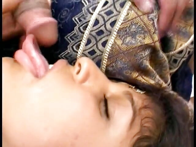 穿着印度风格的好色黑发女郎勾引两个饥渴的男人