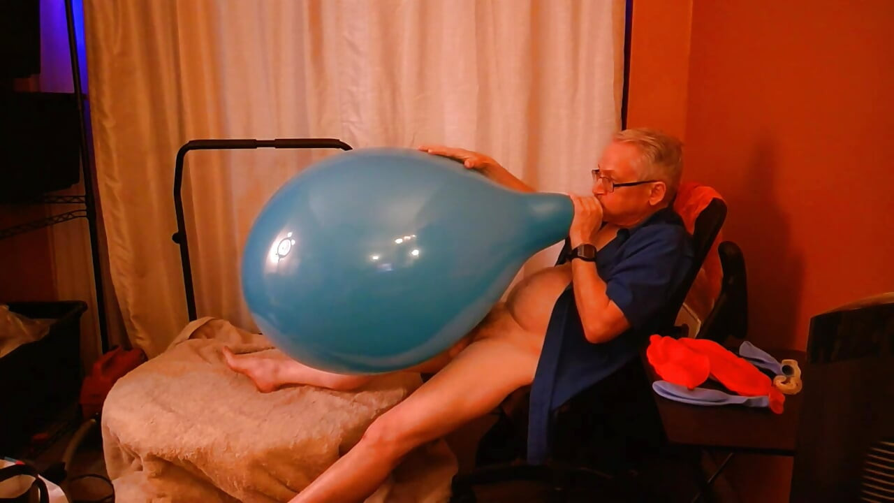 156) Looner Blows to Pop and Humps Giant Balloons