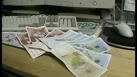 Kıvırcık saçlı sarışın kıllı amını parmaklatıyor