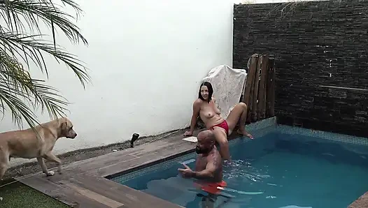 Pool-date mit seiner frau - er fickt sie in den arsch