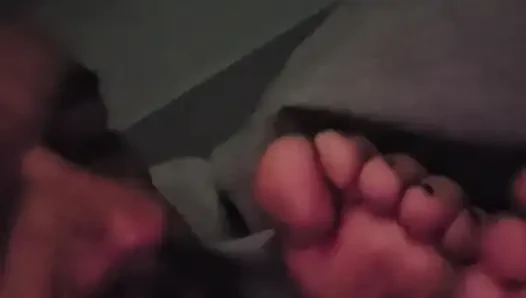 Sie lutscht ihre zehen, während sie einen film guckt