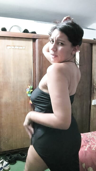Femeie venezueleană sexy se dezbracă complet și își arată corpul frumos