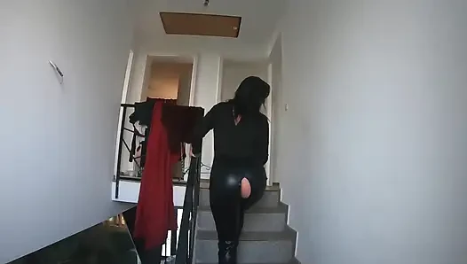 Tarian kulit yang mengisap. Cewek sange ini lagi asik muasin memeknya pakai baju jumpsuit sampai muncrat di toilet