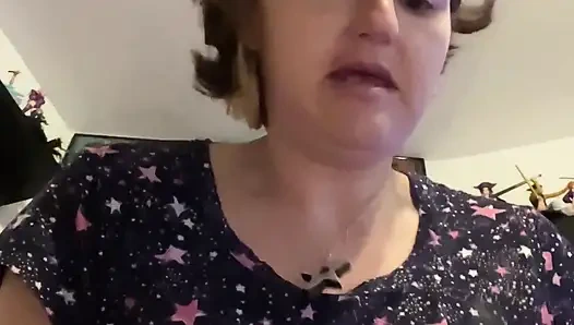 Riesige pisse aus meiner buschigen muschi im schlafzimmer meines kumpels, während das badezimmer belegt war!
