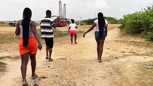 EINE JUNGE 19-JÄHRIGE NIGERIANISCHE MÄDCHEN UND JUNGS GEHEN ZUM FICKEN