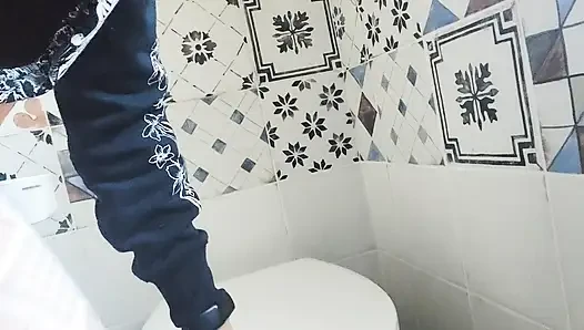 İşteyken çoraplarıma işiyorum ve büyük osuruklar, ne kötü bir durum!
