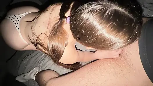 Sıkı pembe amcıklı ateşli bir öğrenci güçlü bir orgazm ve unutulmaz bir boşalma alıyor
