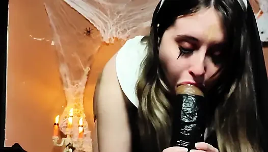 Nonne lutscht einen riesigen schwarzen dildo mit viel Speichel