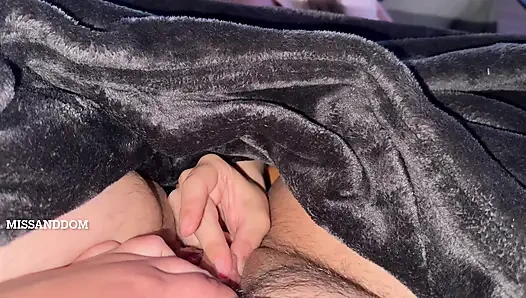 Мастурбирует большой клитор в середине учебы от Handsy Femme