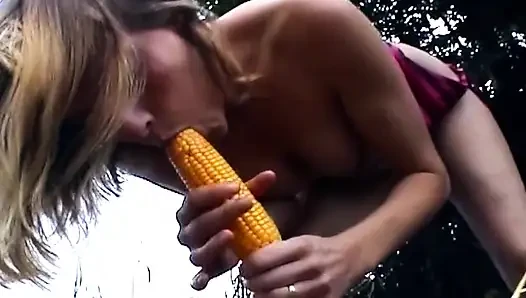 Tante seksi dengan toket besar ini menganga lebar dan menganga lebar di luar ruangan