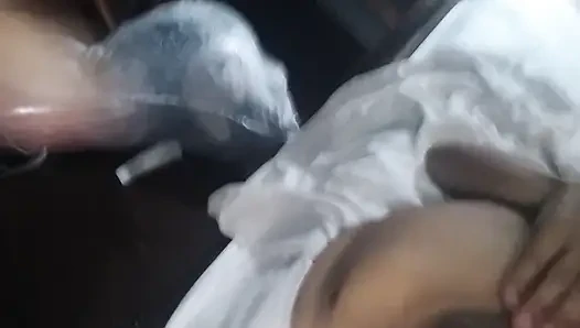 Masukin memek sempitnya sama kontol monster