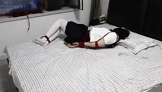 Siyah ayak bileği çorapları ve çıplak ayaklar beyaz ayak bileği çoraplarının yanı sıra tıkaçlar ve ip bağlamaları.