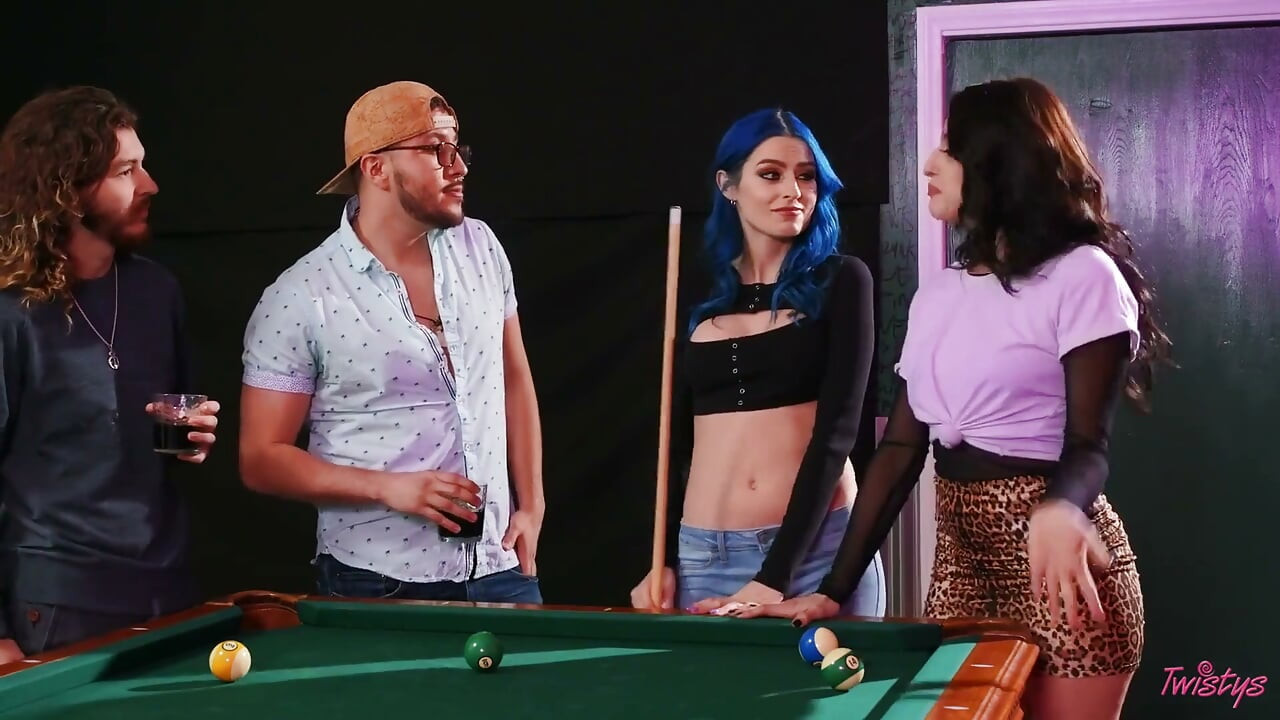Twistys - Alt Pool Sharks Jewelz Blu e Aubree Valentine Cum on the Felt