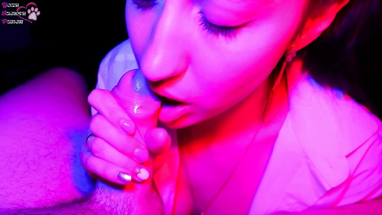 Pipe et baise intense sous les néons