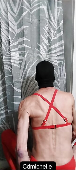 Cdmichelle u kupaonici u seksi bijelom kupaćem kostimu nego oblačenje seksi crvenog kupaćeg kostima