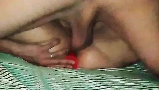 Fişe takılı, döllenmiş ve üvey babam için geri dönmeye hazır.