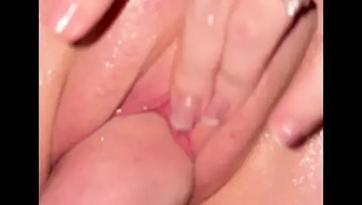 Evli kadın ve kocası edepsiz seks yapıyor. Siyah dildo, yumruk sokma, dölleme, boşalma