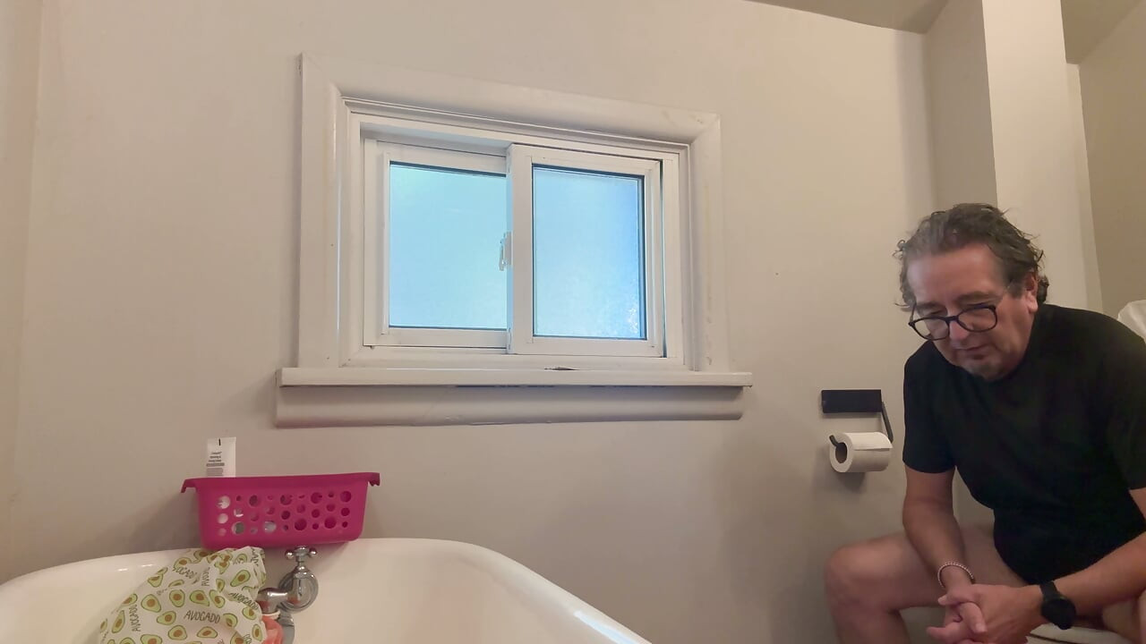 Clismă în baie, pisat și apoi jocuri anale Pt. 1