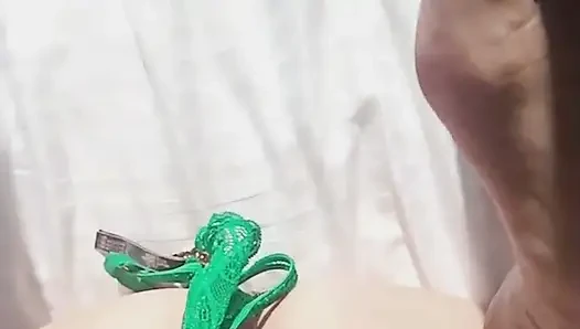 Aku lagi asik masukin celana dalam thong imut ke dalam memek bebasahku