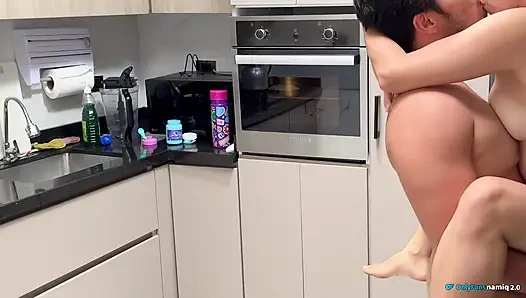 ! Я удивляю мою возбужденную жену моим большим членом!