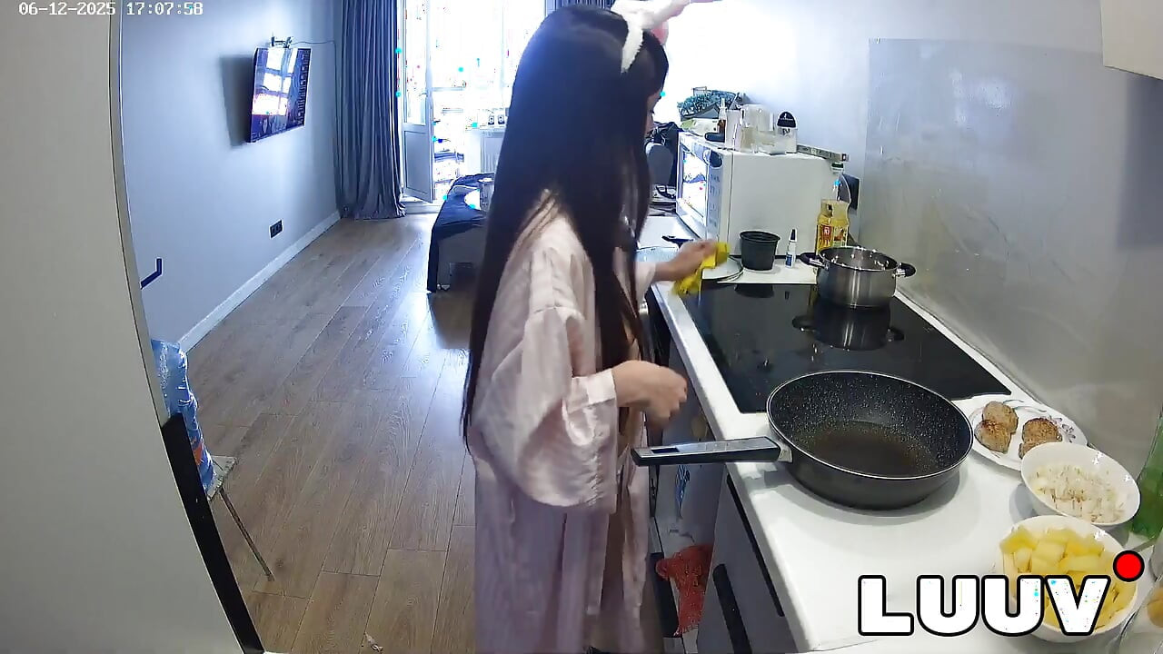 LUUV. The sexy Grossy cooks dinner topless on home camera