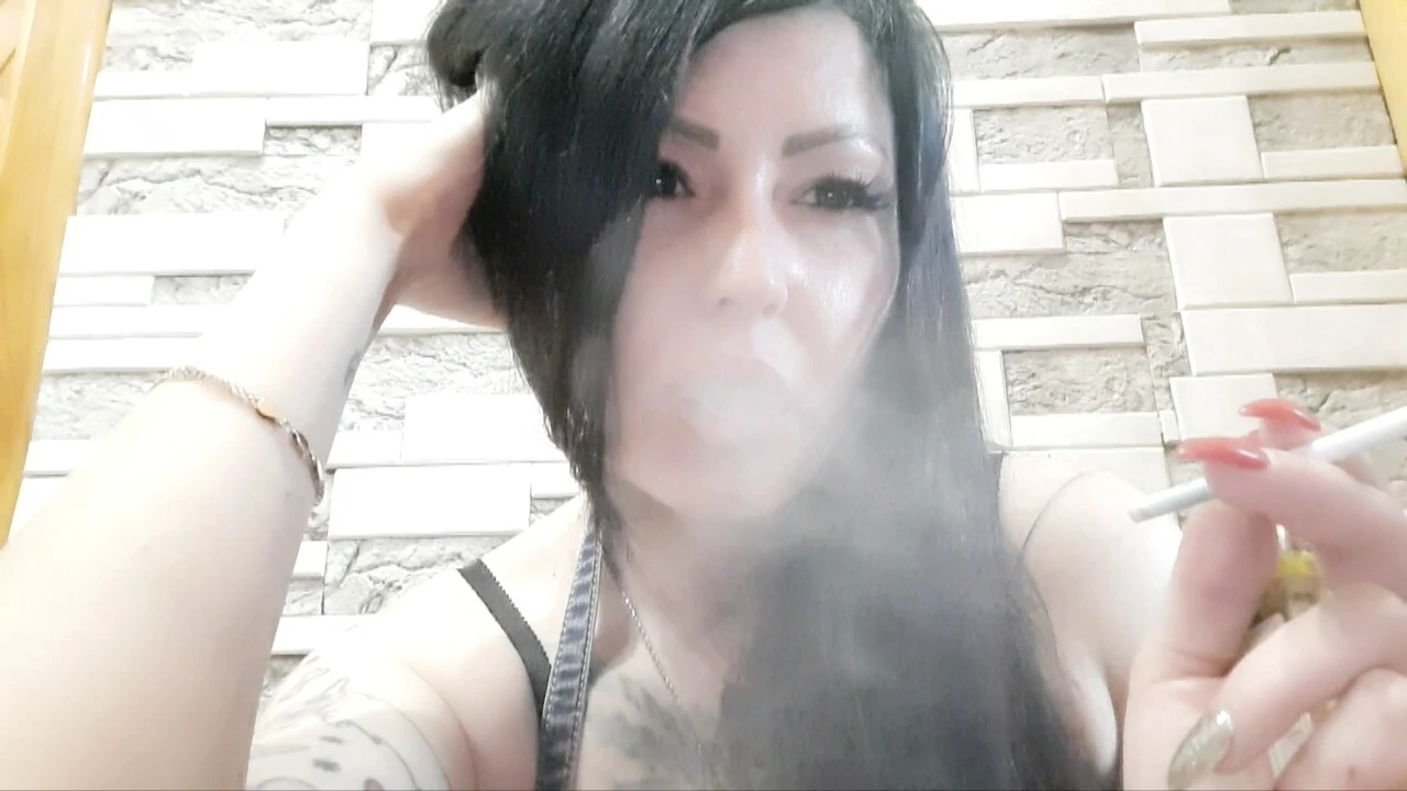 Merokok fetish dari dominatrix nika. seberapa seksi dan erotis nyonya perokok ini?