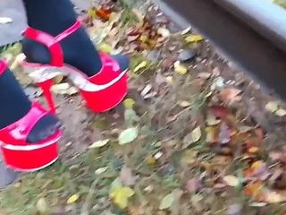 Lady l 红色高跟鞋。