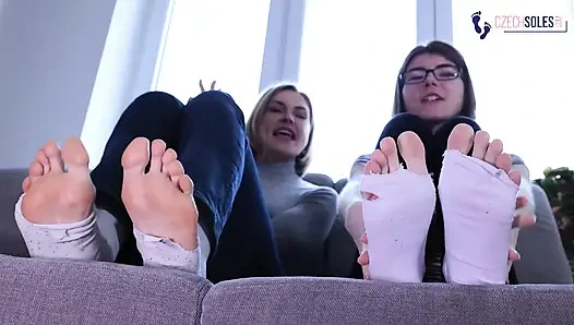 İki kız kardeş ayakla büyüme ve karşılaştırma