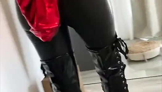 Одетая в латекс, прохаживается, часть 1