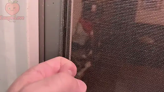 Genç komşu komşu aldatan orta yaşlı seksi kadından şeker ödünç alıyor
