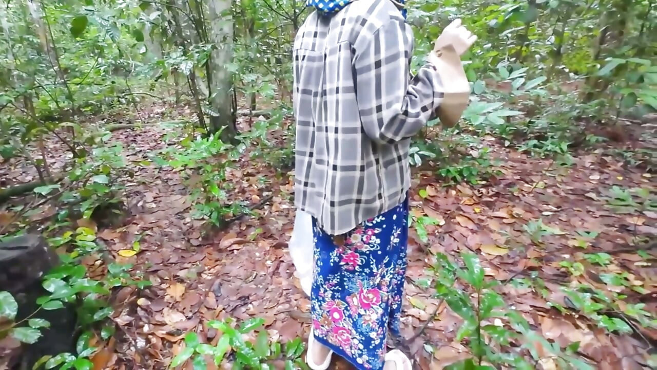 Thai Teenagers get Lost in the Forest and get Horny, so they have Sex.