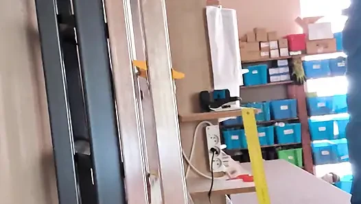 Merayu rekan kerjaku yang sudah menikah tepat di tempat kerja...