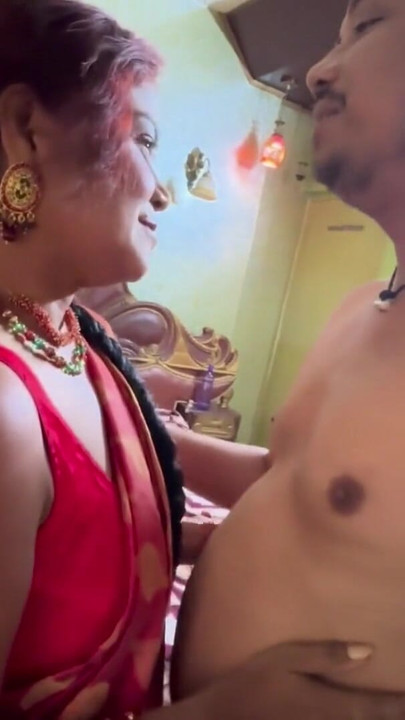 Debar ji ac thik karne kaliya gharme ghusa to bhabhi ne debar ji ki baja di ghanta, bhabi ne apna pussy ros dabake nikala.. | Clip 1