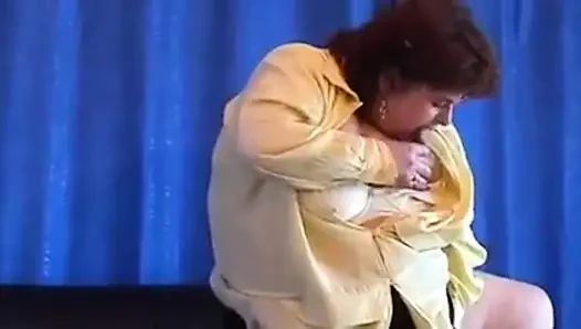 Wanita gemuk dewasa lagi asik masturbasi pakai dildo