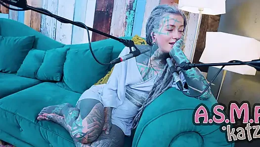 Aku berbicara tentang N - Needed - ASMR podcast SFW berbicara gadis kurus gothic bertato rambut gimbal
