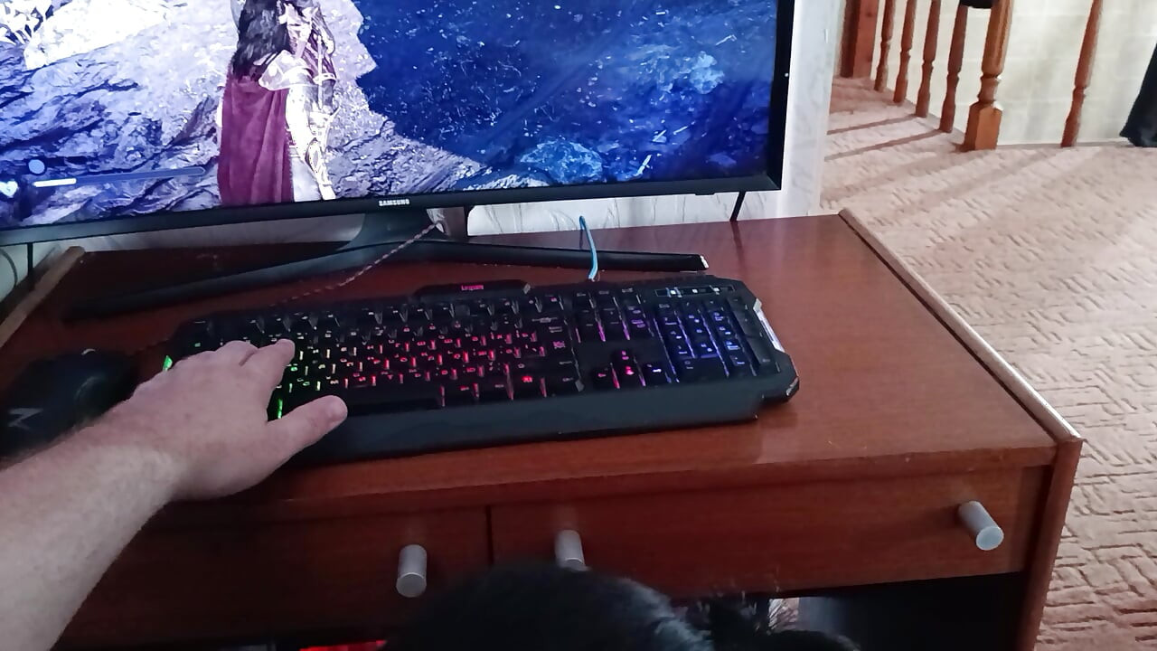 Koreańska kobieta ssie kutasa nerda, gdy on gra na komputerze