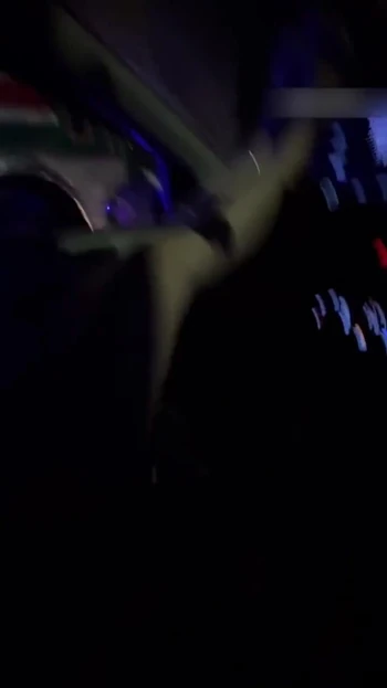 Θεαματική στιγμή από το "Desi wife flashing to truckers and sucking on highway"