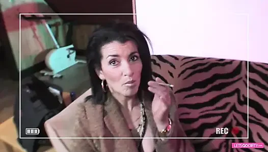 Tante seksi dengan memek berbulu di-gangbang habis-habisan sampai mengerang keenakan