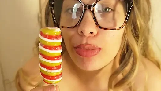 Hintli üvey kız kardeş lolipop dondurmasını yarak emiyor, emiyor ve lolipopla becerilerini gösteriyor