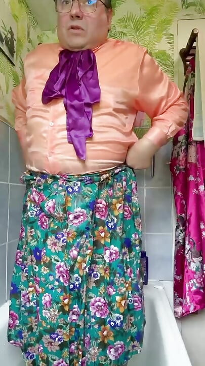 U vintage odjeći sobarice da se okupa potpuno odjevena i da skine odjeću