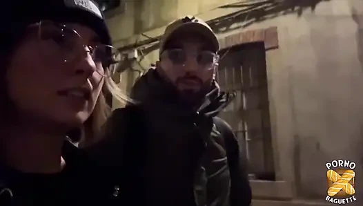 Пэм, хорошенькая блондинка, обожает большой член