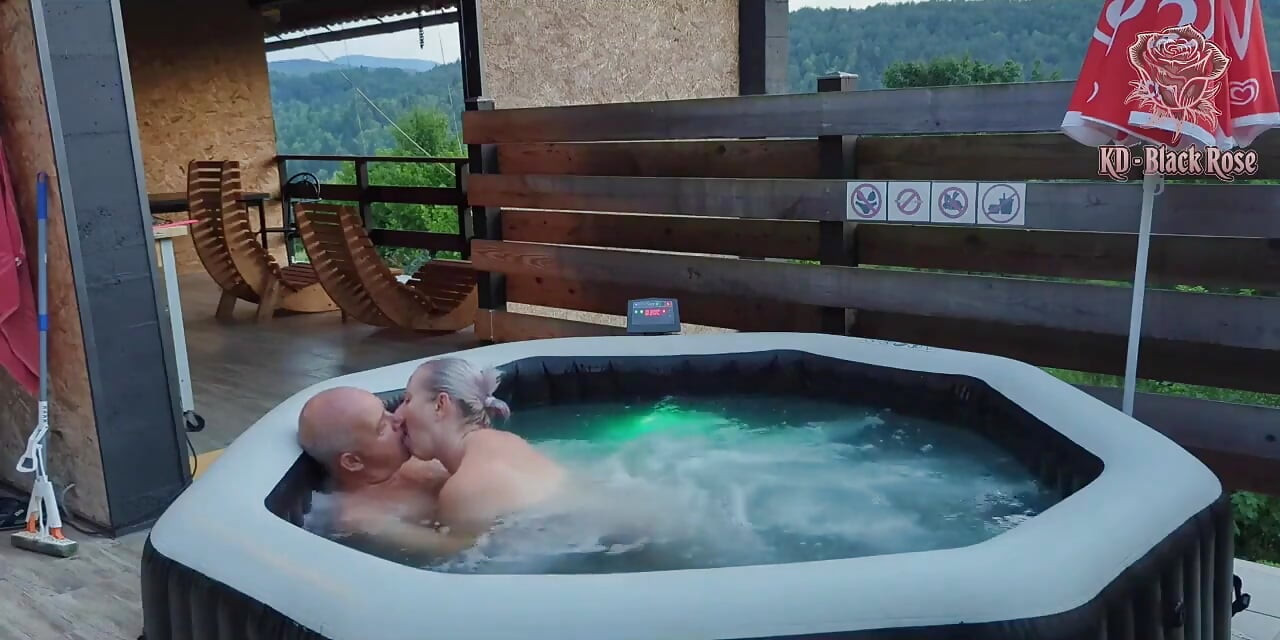Hraní ve vířivce Relaxační láska ve vířivce