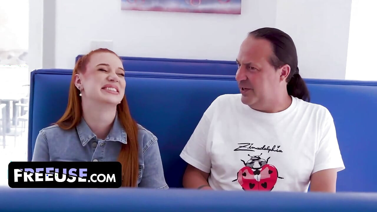 Caf garçonete Madison Morgan tem um lado estranho secreto que ela mostra depois de horas