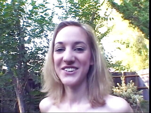 Joven rubia le da un poco de a su maestra universitaria al aire libre