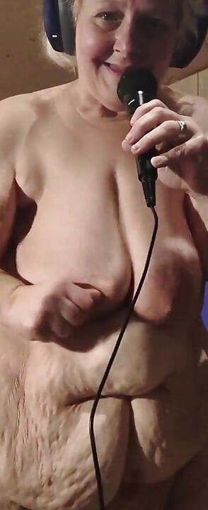 现在是比赛时间, 玩弄她的阴户是每个人都想的