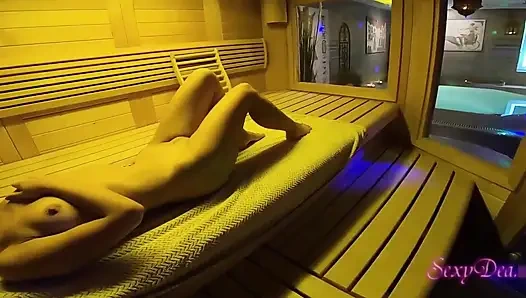 Büyük götlü porno yıldızı sexydea saunada süper sert sikiliyor