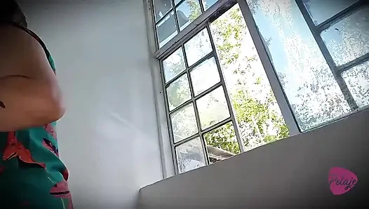 Stiefmutter entdeckt, dass ihr stiefsohn schwul ist und bestraft ihn, indem sie ihn hart mit einem strapon fickt.
