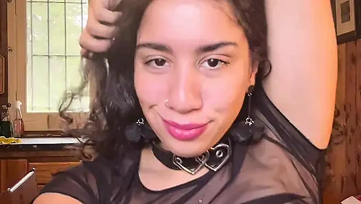 Cewek sange latina dengan atasan tipis - tamparan diri bdsm yang lembut